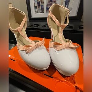 Adorable vintage inspired pumps